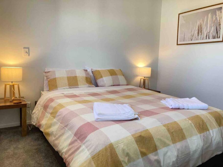 Cheerful 2 Bedroom Townhouse In Addington! 크라이스트처치 외부 사진