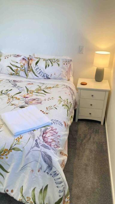 Cheerful 2 Bedroom Townhouse In Addington! 크라이스트처치 외부 사진