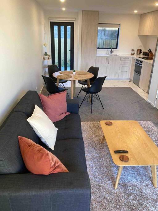 Cheerful 2 Bedroom Townhouse In Addington! 크라이스트처치 외부 사진